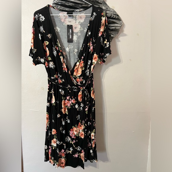 NWT AGNES & DORA Floral Wrap dress - Picture 3 of 7